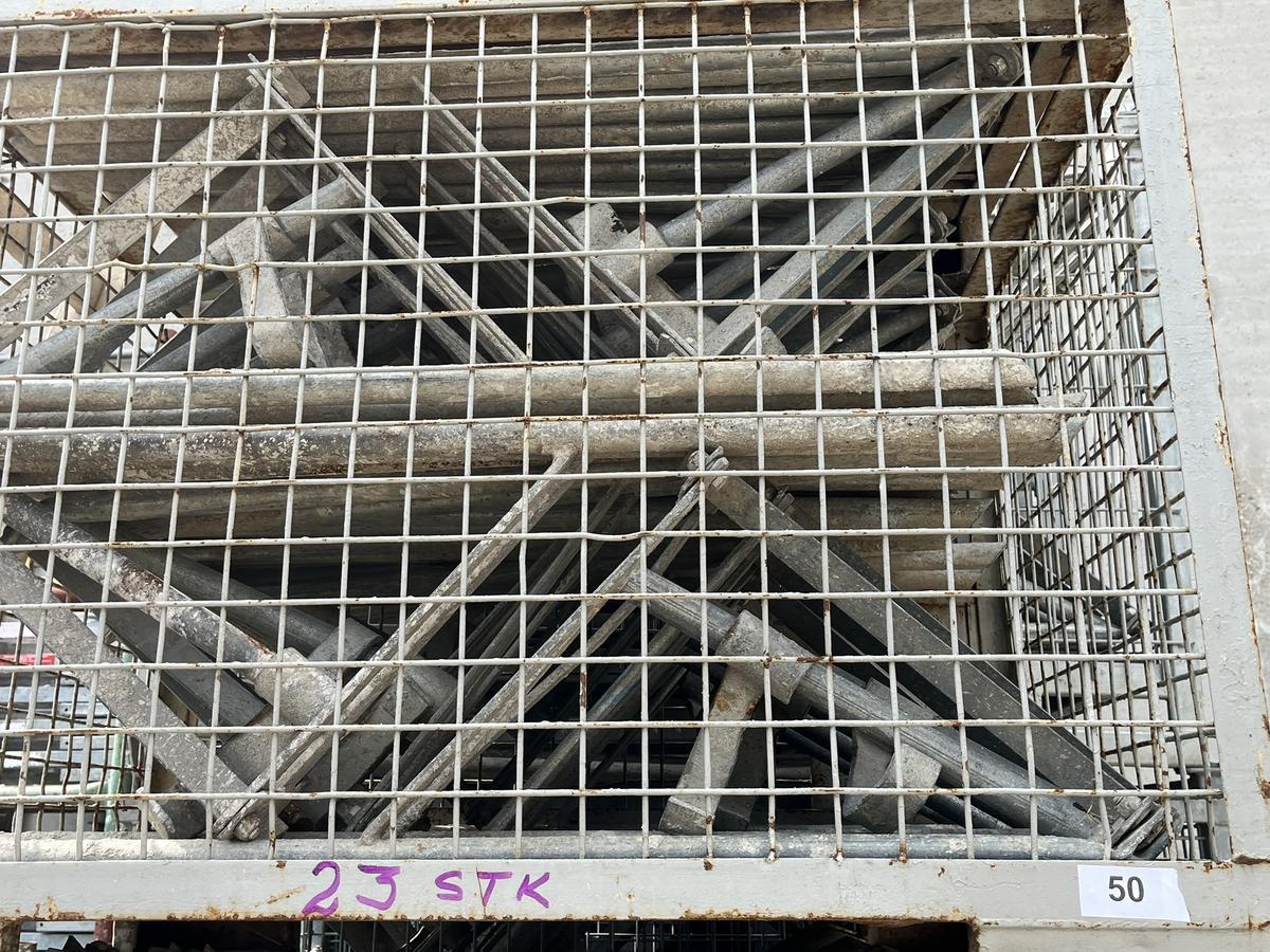 23 Stk. Doka Dreibeine mit Stapelbox