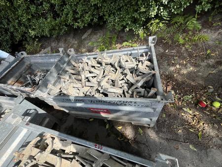 229 Stck = 1 Box mit Ringer-Doka Schalungsklemmen