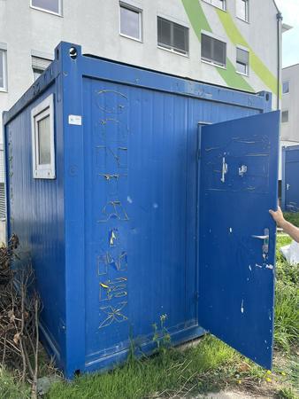 CONTAINEX SAN 10 Toilett-, Duschcontainer 3000/2430/2600 mm 1 Dusche mit Boiler, 1 WC Kabine, 1 Urinalbecken, Trennwand, E-Installation winterfest