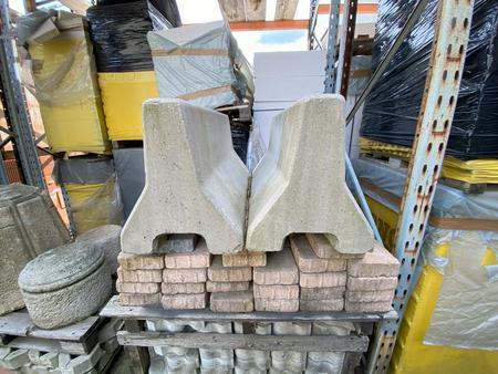 2 Betonleitwnde-Absperrungen 50/40 cm