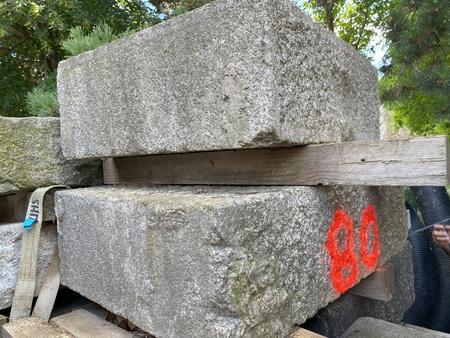 Granitsteine: 24Stk. 200/30/24 cm, 9 Stk.140/30/24 cm , 3 Stk.80/75/24 cm