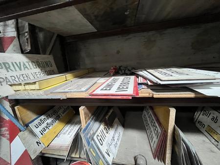 komplette Regalbestadn an Verkehrszeichen - Zubehr