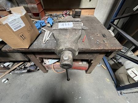 Werkbank mit Schraubstock ca. 210/100 cm ( Verladung mit Stapler )