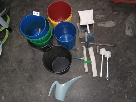 Posten Mülleimer, Schaufeln, Abzieher, usw. Posten Mülleimer, Schaufeln, Abzieher, usw.
