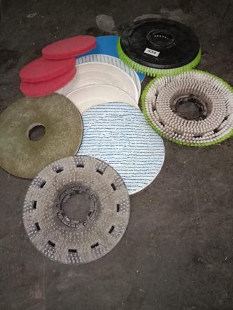 Posten Zubehör für Reinigungsautomat, Bürsten, Mop, usw. Posten Zubehör für Reinigungsautomat, Bürsten, Mop, usw.