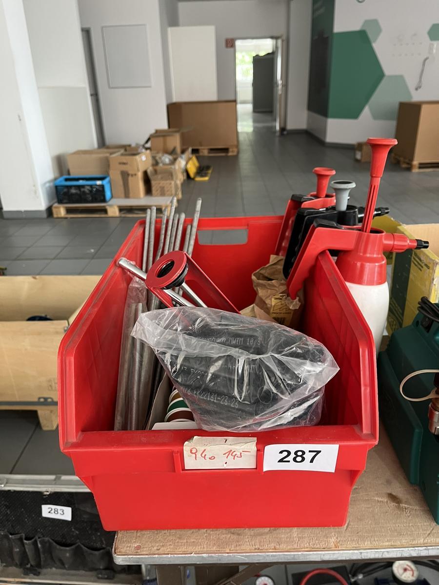 Kunstoffwerkzeugkiste mit Silikonspritze und Kleinteilen?d=2025-08-30 08:12:33