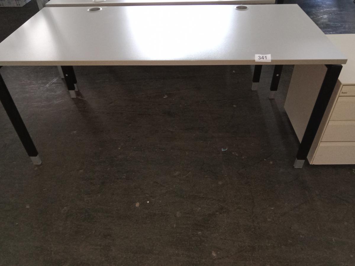 Hali Schreibtisch, Platte hellgrau, Gestell schwarz, ca. 170x80cm, höhenverstellbar