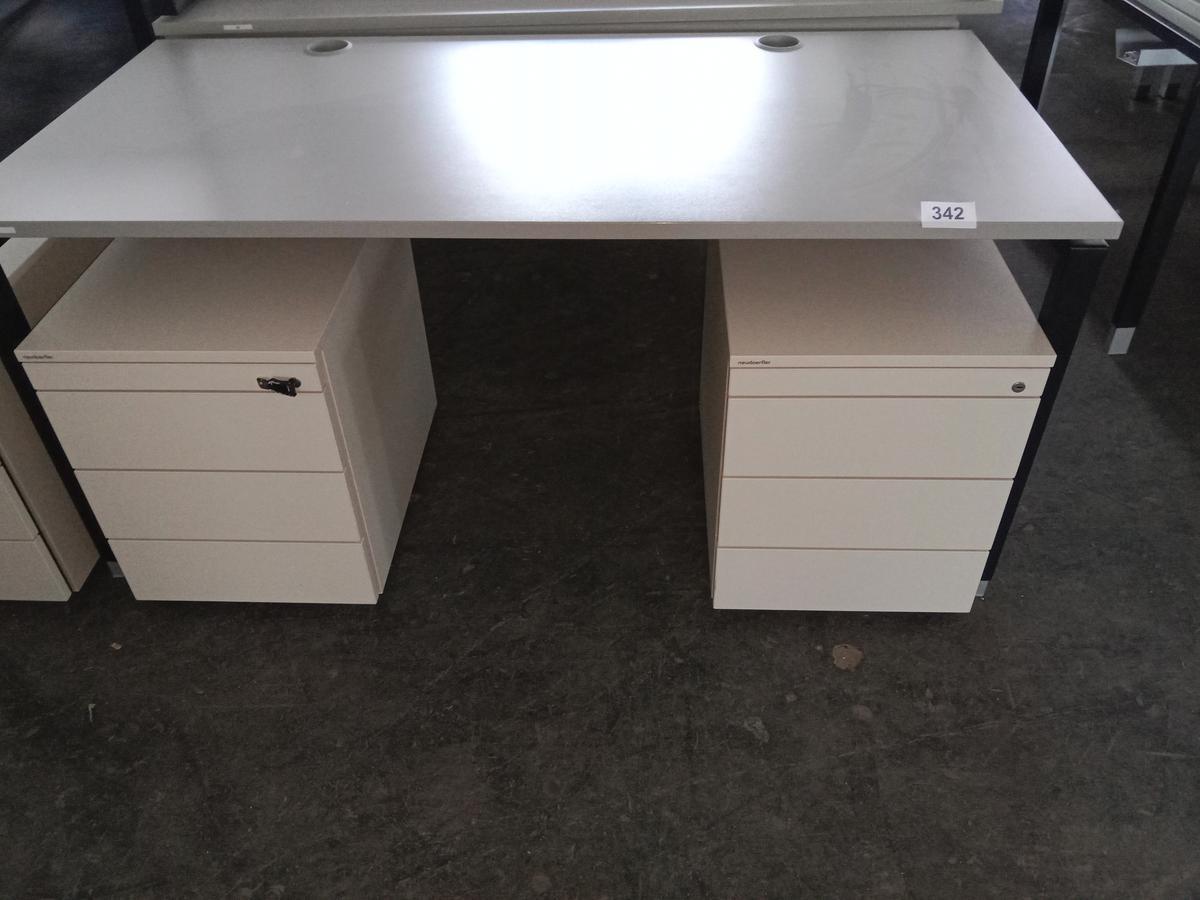 Hali Schreibtisch, Platte hellgrau, Gestell schwarz, ca. 170x80cm, höhenverstellbar?d=2025-08-30 07:57:54
