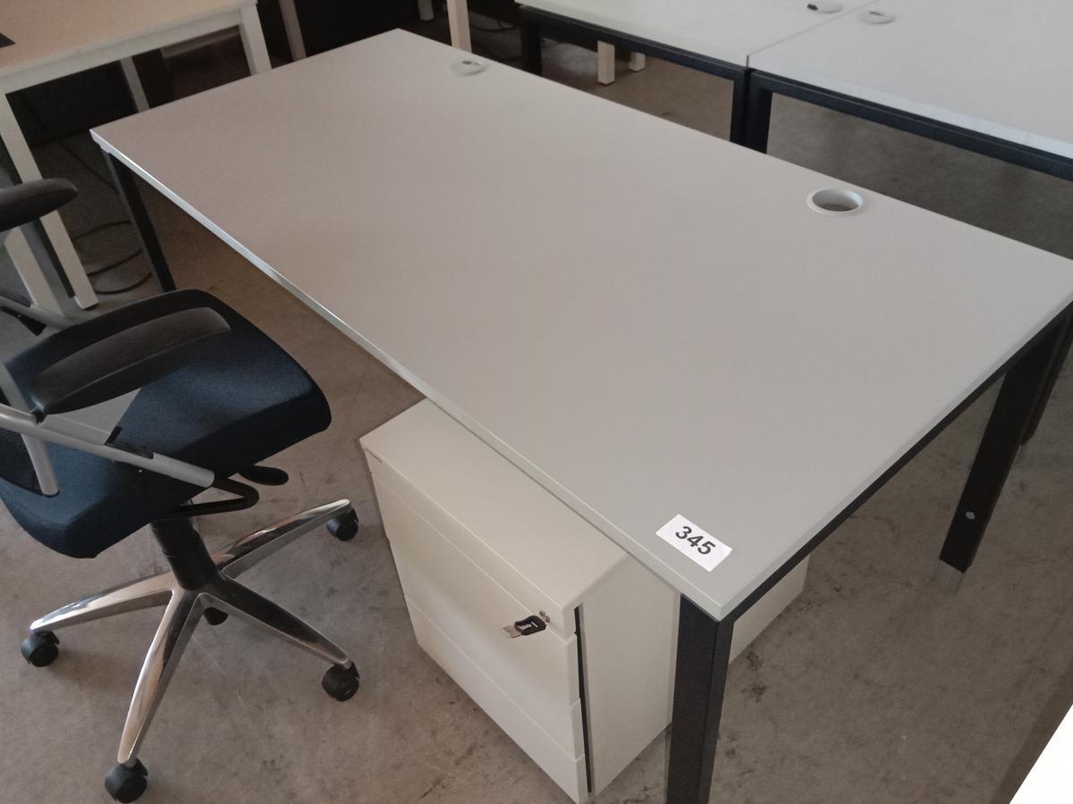 Hali Schreibtisch, Platte hellgrau, Gestell schwarz, ca. 170x80cm, höhenverstellbar?d=2025-08-30 08:00:04