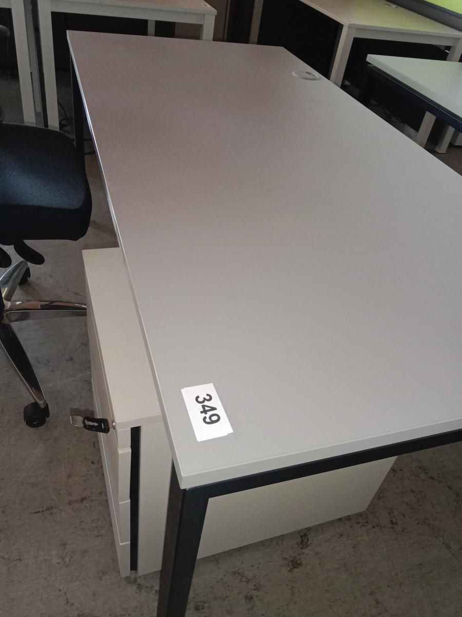 Hali Schreibtisch, Platte hellgrau, Gestell schwarz, ca. 170x80cm, höhenverstellbar?d=2025-08-30 08:02:15