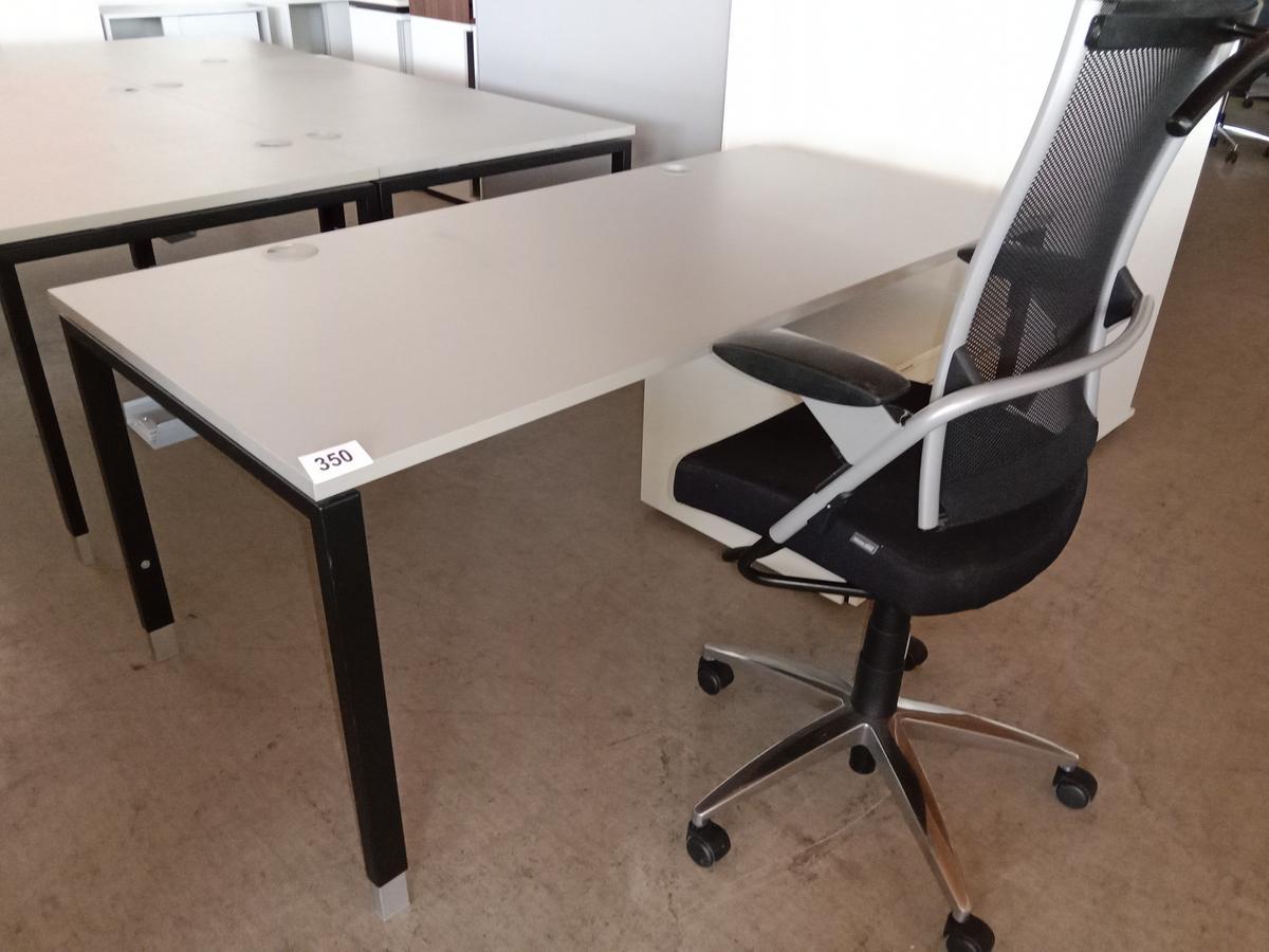 Hali Schreibtisch, Platte hellgrau, Gestell schwarz, ca. 170x80cm, höhenverstellbar?d=2025-08-30 08:00:10