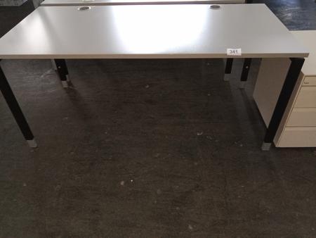 Hali Schreibtisch, Platte hellgrau, Gestell schwarz, ca. 170x80cm, höhenverstellbar Hali Schreibtisch, Platte hellgrau, Gestell schwarz, ca. 170x80cm, höhenverstellbar