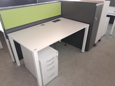 Blaha Arbeitsplatz bestehend aus Schreibtisch ca. 140x80cm mit Trennwand und Aktenschrank ca. 35x90x115cm in grau Blaha Arbeitsplatz bestehend aus Schreibtisch ca. 140x80cm mit Trennwand und Aktenschrank ca. 35x90x115cm in grau