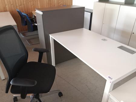 Blaha Arbeitsplatz bestehend aus Schreibtisch ca. 140x80cm ohne Trennwand und Aktenschrank ca. 35x90x115cm in grau Blaha Arbeitsplatz bestehend aus Schreibtisch ca. 140x80cm ohne Trennwand und Aktenschrank ca. 35x90x115cm in grau