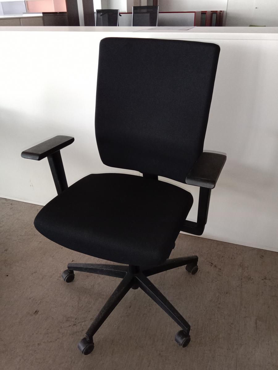 Viasit Bürodrehstuhl mit Polsterbezug, Armlehnen, Sitzneigung verstellbar