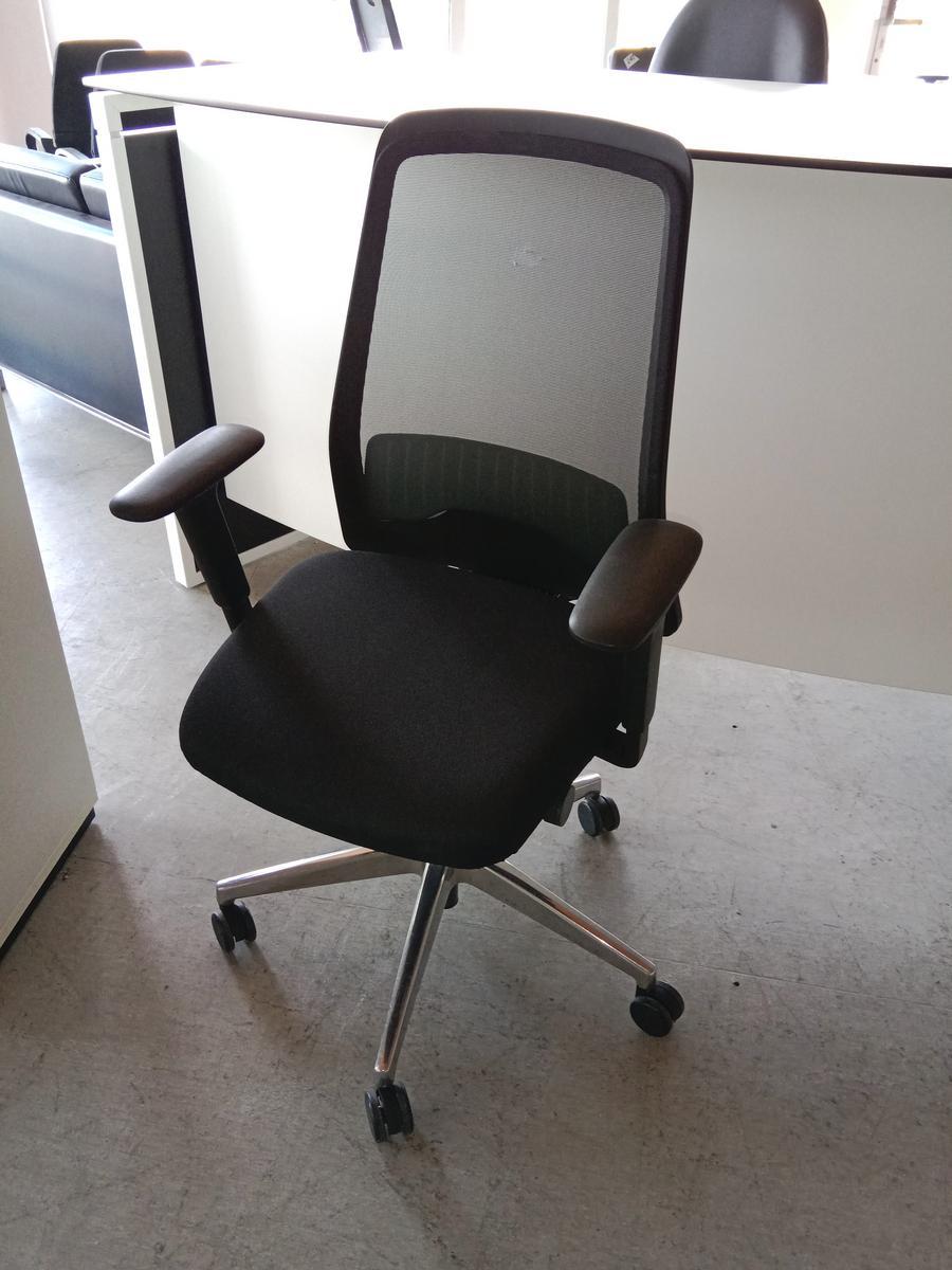 Interstuhl Bürodrehstuhl mit Polsterbezug und Netzrückenteil