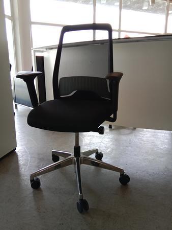Interstuhl Bürodrehstuhl mit Polsterbezug und Netzrückenteil Interstuhl Bürodrehstuhl mit Polsterbezug und Netzrückenteil