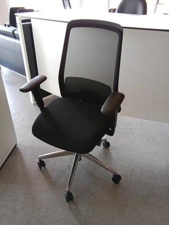 Interstuhl Bürodrehstuhl mit Polsterbezug und Netzrückenteil Interstuhl Bürodrehstuhl mit Polsterbezug und Netzrückenteil