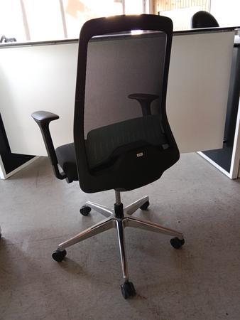 Interstuhl Bürodrehstuhl mit Polsterbezug und Netzrückenteil Interstuhl Bürodrehstuhl mit Polsterbezug und Netzrückenteil