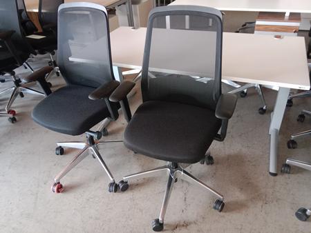 Interstuhl Bürodrehstuhl mit Polsterbezug und Netzrückenteil Interstuhl Bürodrehstuhl mit Polsterbezug und Netzrückenteil