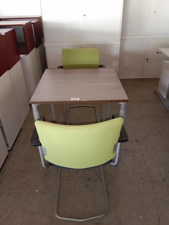 Besucher-Set bestehend aus Tisch ca. 80x80cm in Nussfarbe und 2 Stk. Freischwinger Besucher-Set bestehend aus Tisch ca. 80x80cm in Nussfarbe und 2 Stk. Freischwinger