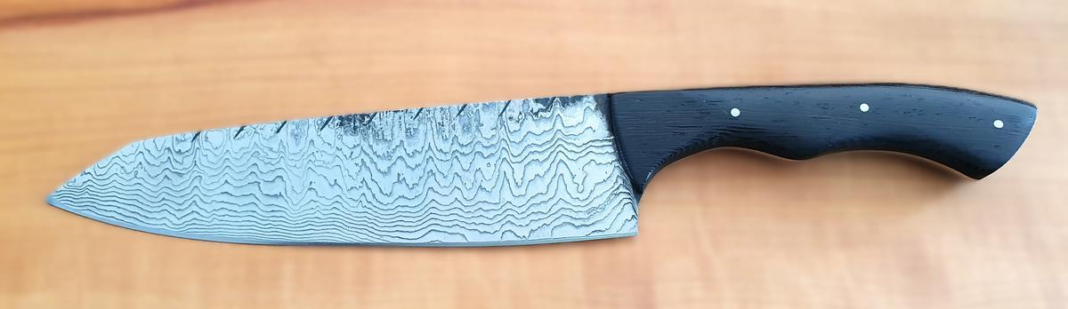 Damast-Kochmesser, Holzgriff dunkelbraun, Klinge Damaszener Stahl, rund 150 Lagen, charakteristische, rustikale Schmiedeoberfläche, Griff aus Holz, Gesamtlänge 325 mm, Klingenlänge 190 mm, Klingenstärke 3mm