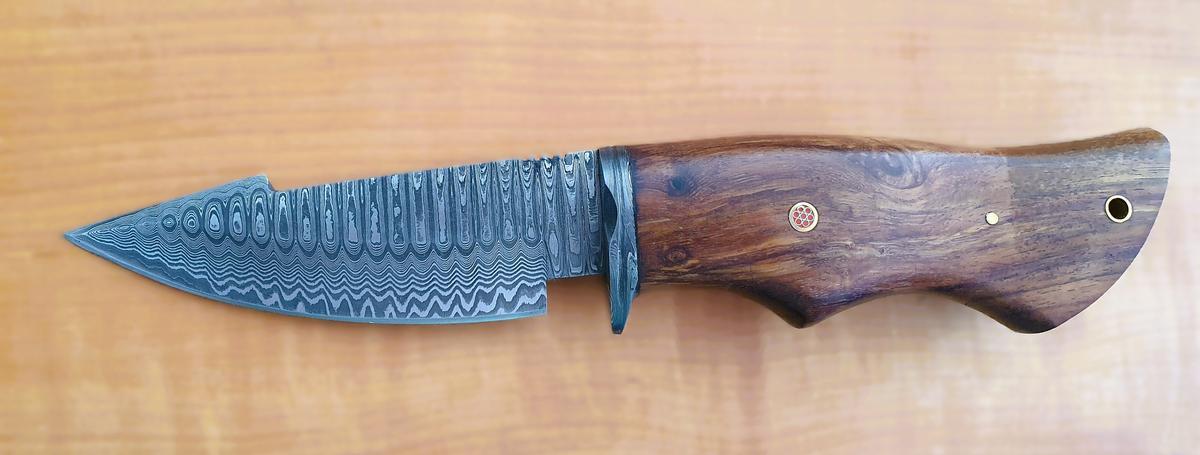 Damast Jagdmesser, Karbonstahl, rund 150 Lagen, charakteristische, rustikale Schmiedeoberfläche, Griff aus Holz, Gesamtlänge 260 mm, Klingenlänge 120 mm, Klingenstärke 4mm, Leder Messerscheide 165 mm Länge