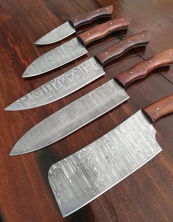 Kochset mit 5 Damast-Messer und brauner Lederrolle, Klinge Damaszener Stahl, rund 150 Lagen, charakteristische, rustikale Schmiedeoberflche, Griff Holz braun, Gesamtlngen 330 | 300 | 290 | 250 | 190 mm, Klingenlngen 200 | 180 | 160 | 130 | 90 mm, Kling