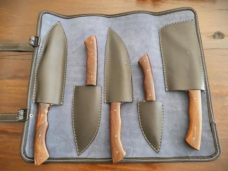 Kochset mit 5 Damast-Messer und brauner Lederrolle, Klinge Damaszener Stahl, rund 150 Lagen, charakteristische, rustikale Schmiedeoberflche, Griff Holz braun, Gesamtlngen 330 | 300 | 290 | 250 | 190 mm, Klingenlngen 200 | 180 | 160 | 130 | 90 mm, Kling