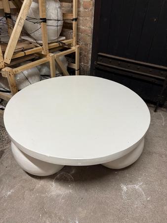 weier Couchtisch aus Stein