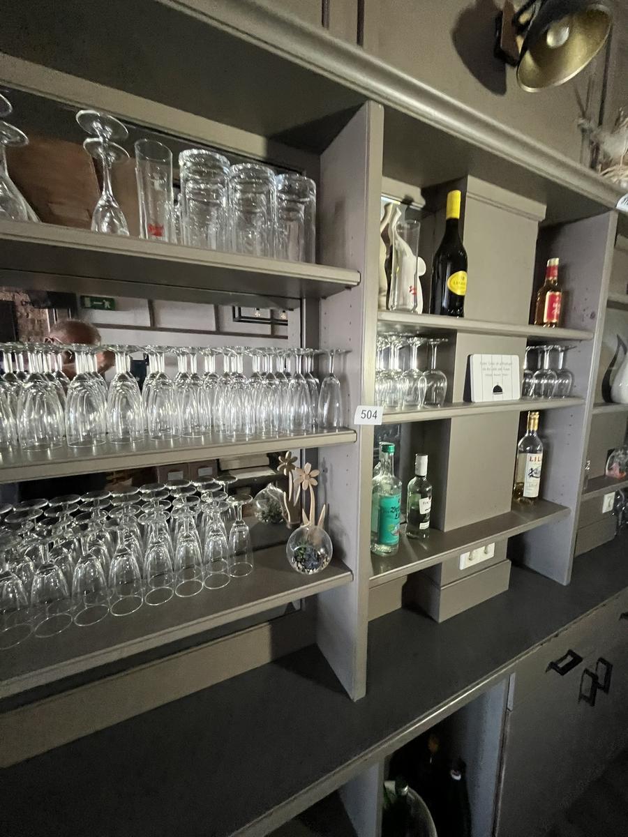 komplette Gläserbestand im Regal