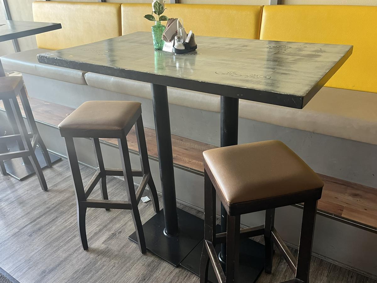 Stehtisch ca. 120/70 cm mitt 2 Barhockern