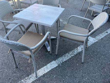 10 Stk.Gastgartentische SIT WELL 70/70 cm, 34 Stk. Gastgartensthle stapelbar