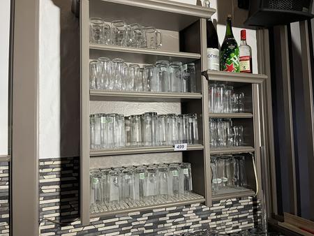 komplette Glserbestand im Regal