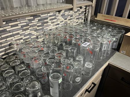 komplette Glserbestand im Regal