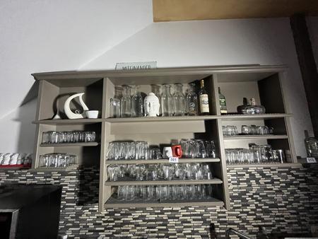 komplette Glserbestand im Regal