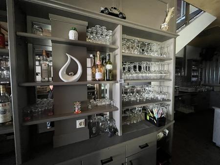 komplette Glserbestand im Regal
