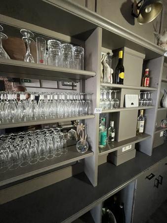 komplette Glserbestand im Regal