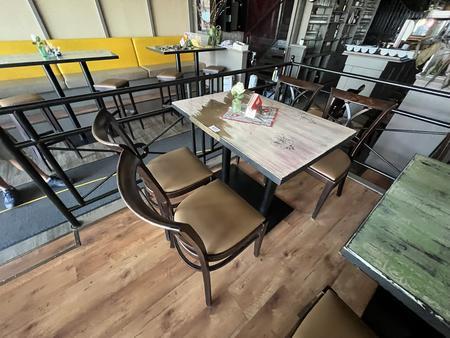 Gastrotisch ca. 100/80 cm mit 6 Gastrosthlen