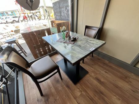 Gastrotisch ca. 100/80 cm mit 4 Gastrosthlen