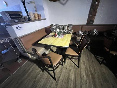 Gastrotisch ca. 130/85 cm mit 4 Gastrosthlen