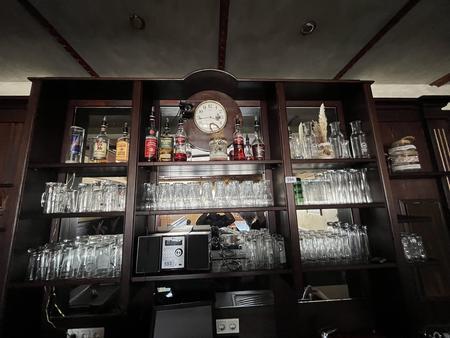 komplette Glserbestand im Regal