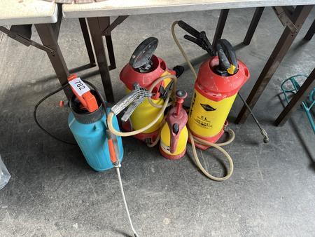 4 Stück Kunststoff Gartenspritzen 5 l usw. 4 Stück Kunststoff Gartenspritzen 5 l usw.