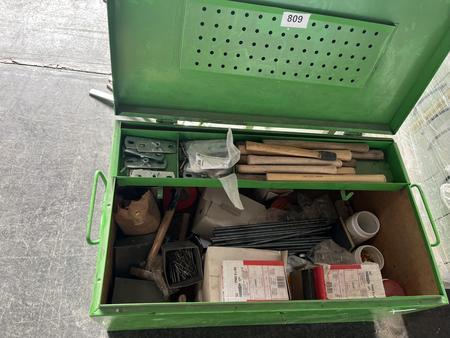 Werkzeugkiste befüllt mit Montagematerial,Hammerstielen usw. Werkzeugkiste befüllt mit Montagematerial,Hammerstielen usw.