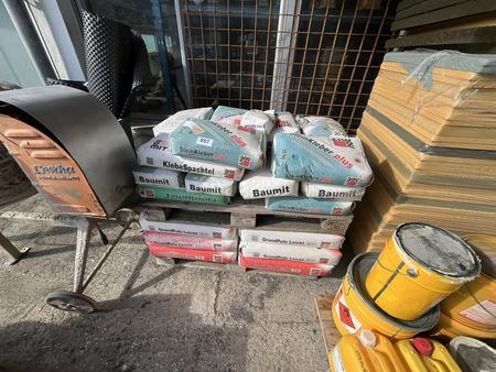2 Paletten mit BAUMIT Restmaterial Grundputz/Steinkleber 2 Paletten mit BAUMIT Restmaterial Grundputz/Steinkleber
