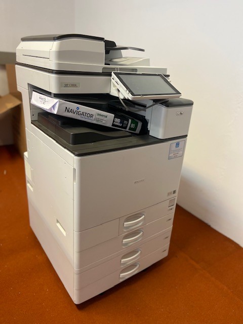 Ricoh Aficio MP C3004 Farbkopierer Netzwerkdrucker Scanner mit Fax und 4 Kassetten