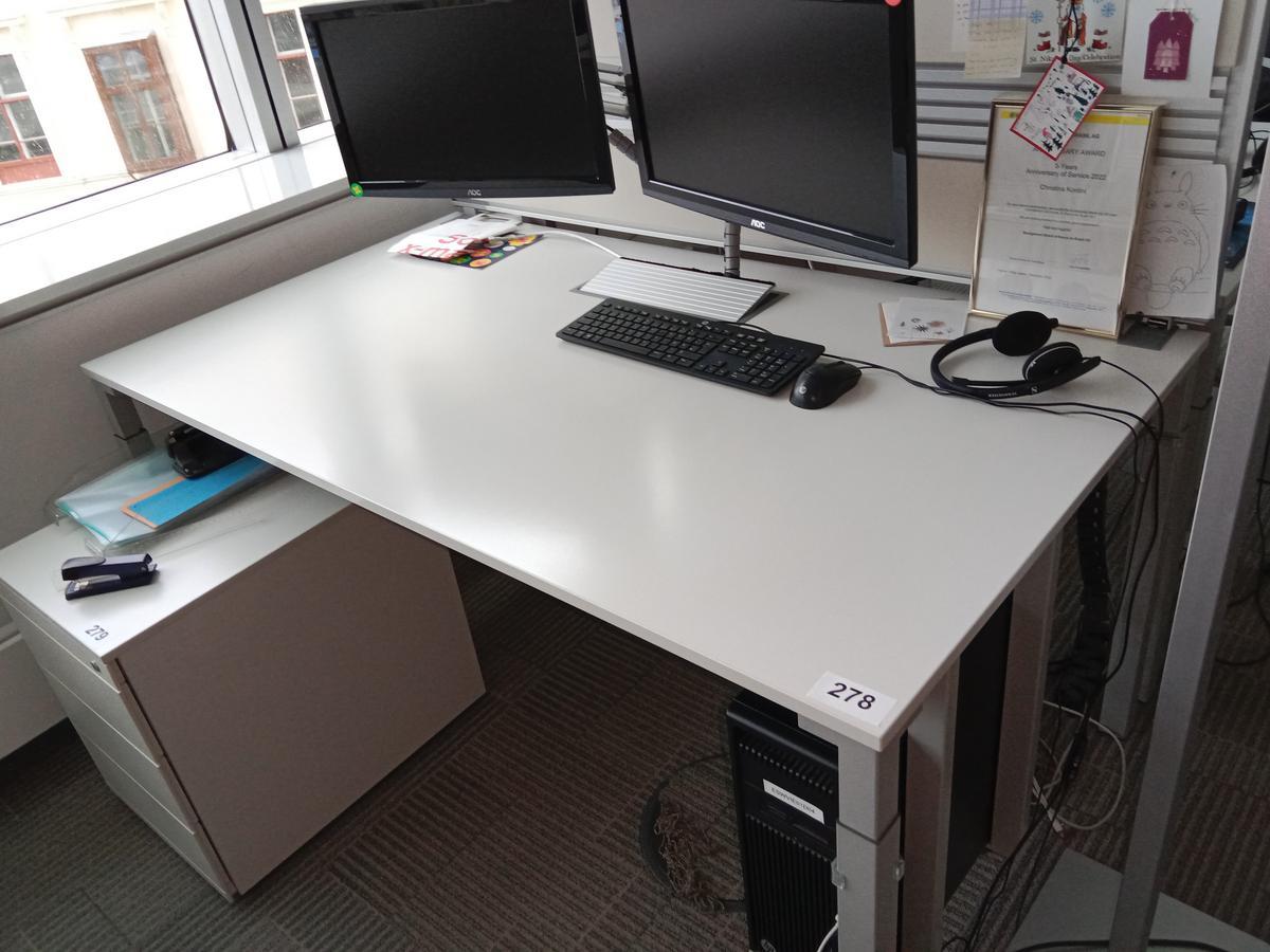 Steelcase Schreibtisch, ca. 160x90cm, weiß, mit Rückwand, mit EDV Klappe?d=2025-10-11 20:15:25