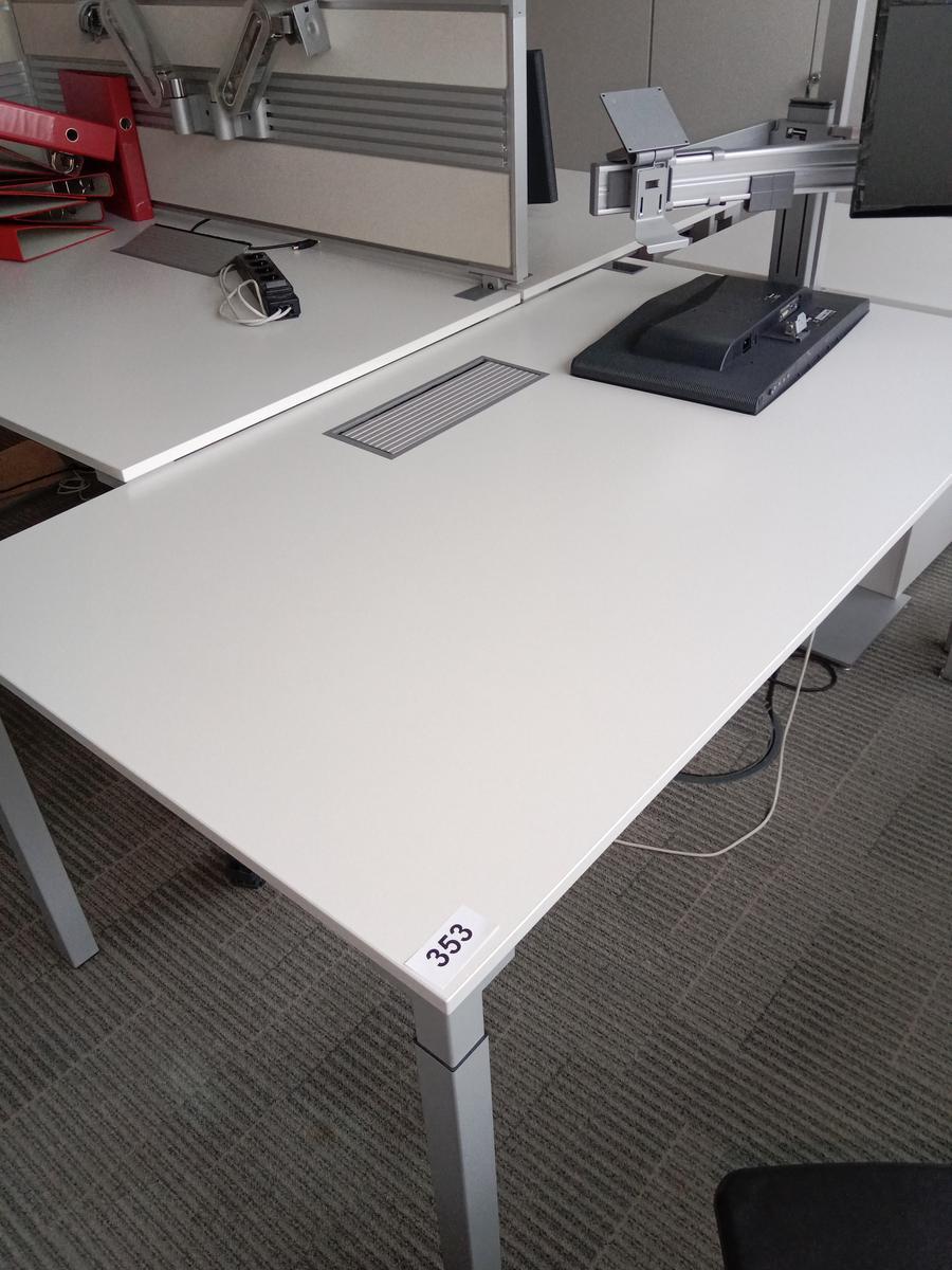 Steelcase Schreibtisch, ca. 160x90cm, weiß, ohne Rückwand, mit EDV Klappe?d=2025-10-11 20:41:32