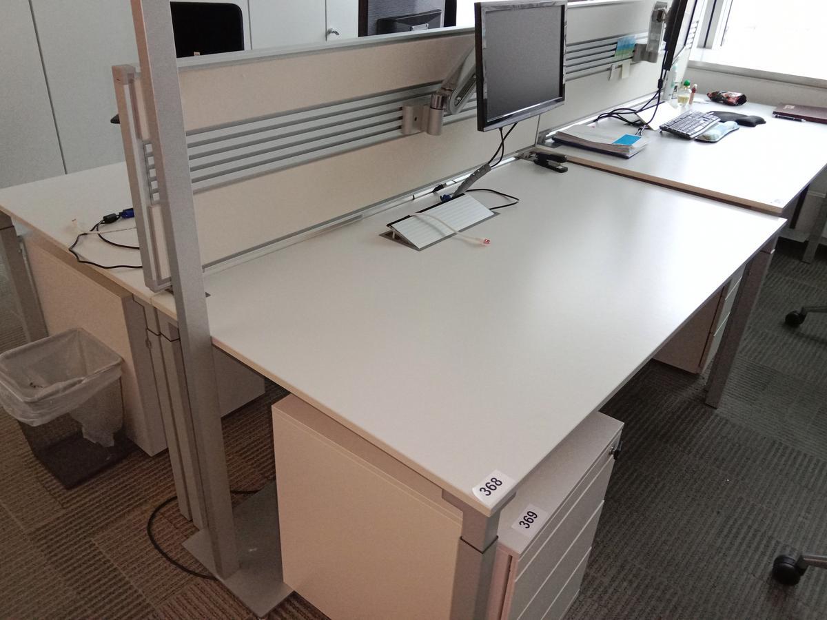 Doppelarbeitsplatz von Steelcase bestehend aus 2 Schreibtischen mit je 160x90cm, inkl. Trennwand?d=2025-10-11 20:44:49