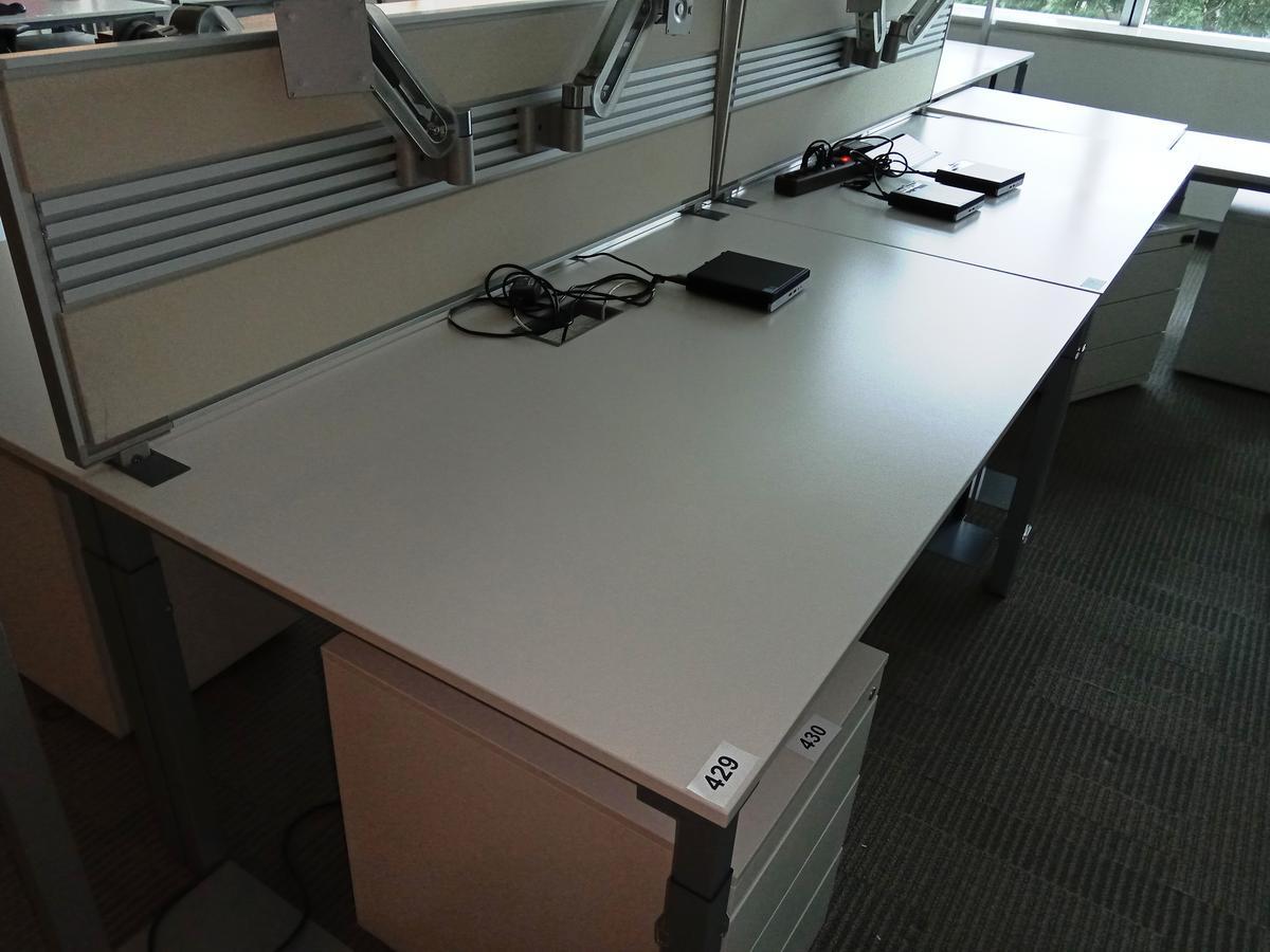 Doppelarbeitsplatz von Steelcase bestehend aus 2 Schreibtischen mit je 160x90cm, inkl. Trennwand?d=2025-10-11 20:42:45